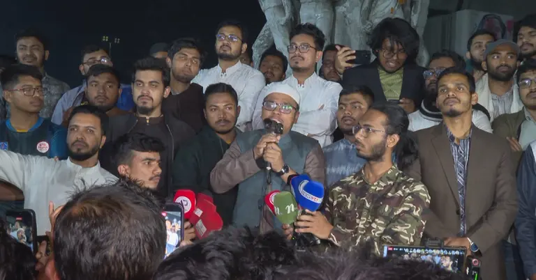 মধ্যরাতে ঢাবিতে বিক্ষোভ